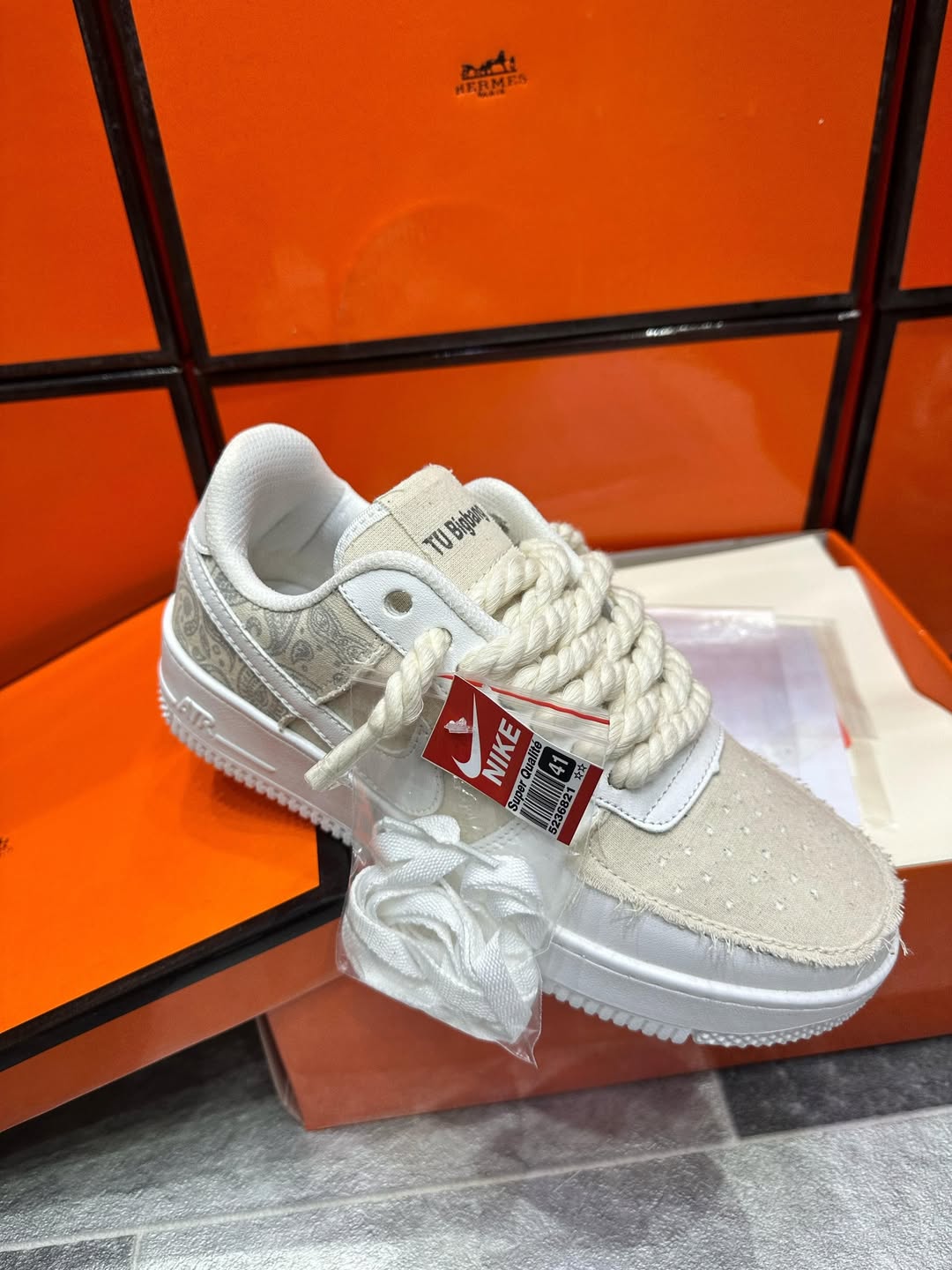Pack ( NIKE Cherwita + LV )