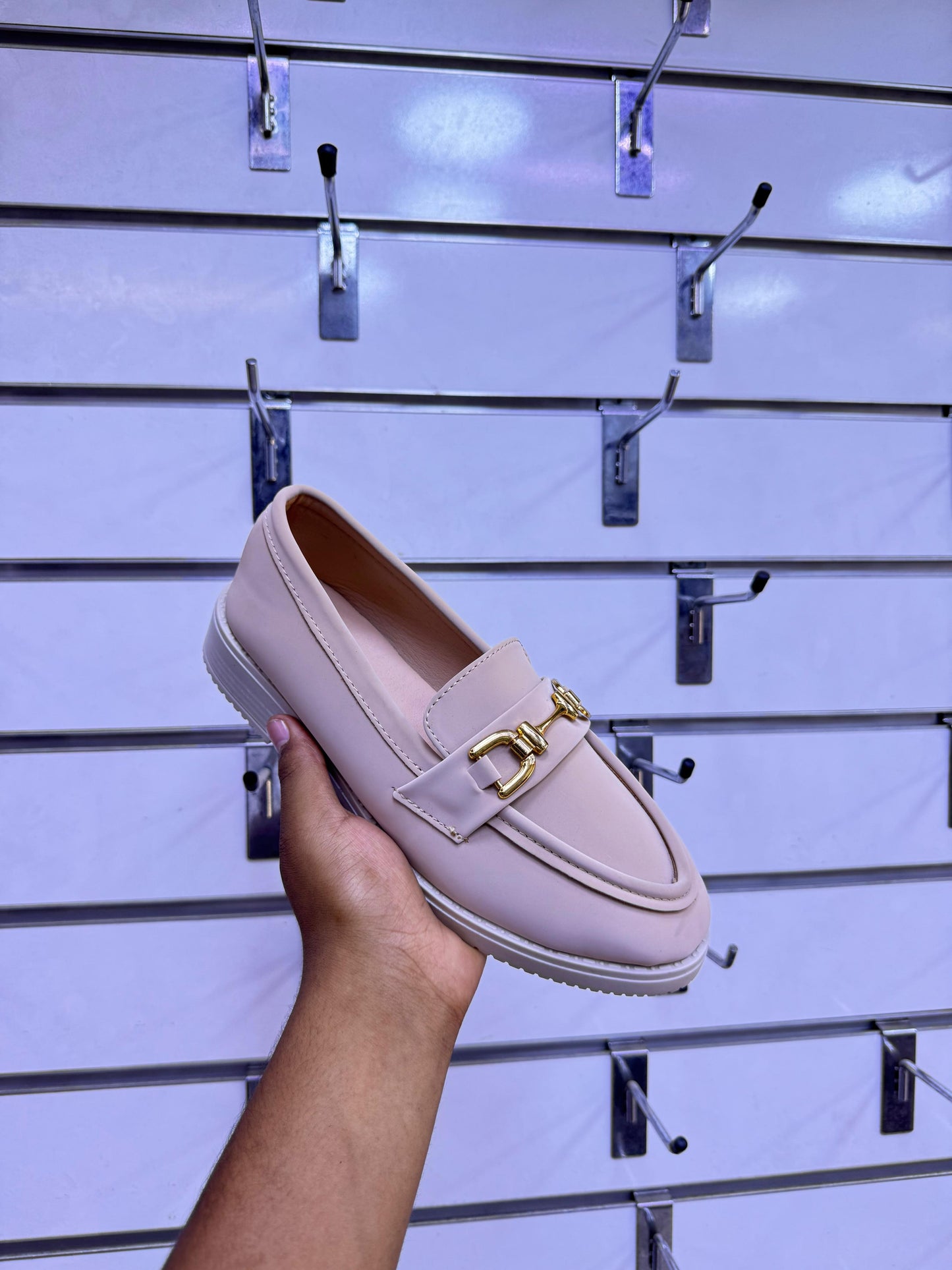 Mocassin Femme Élégant avec Boucle Dorée